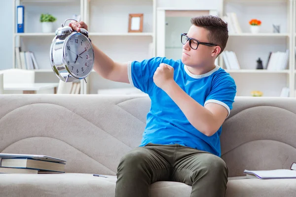 Estudiante joven preparándose para los exámenes que estudian en casa en un sofá — Foto de Stock