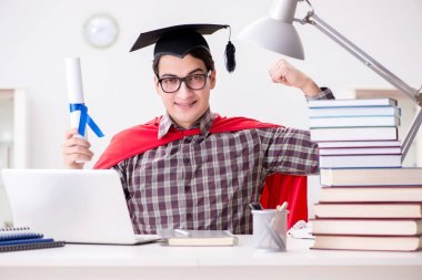 Süper kahraman öğrenci havan topu takıyor.