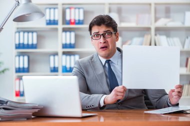 Ofisteki işadamı elinde boş bir mesaj panosu tutuyor.