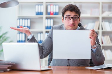 Ofisteki işadamı elinde boş bir mesaj panosu tutuyor.