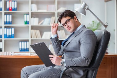 Ofiste çalışan genç bir işadamı.