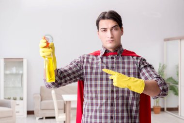 Süper kahraman temizlikçi ev işi yapıyor.