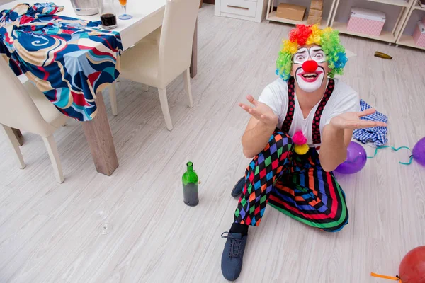 Dronken clown viert feest thuis — Stockfoto