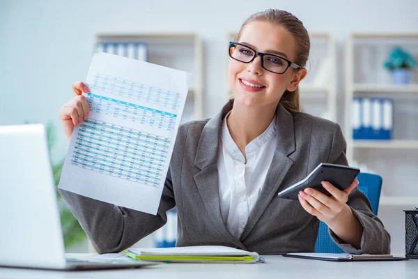 Jonge zakenvrouw accountant werkzaam in het kantoor — Stockfoto