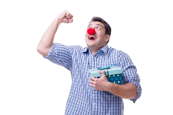 Homem com um nariz vermelho engraçado segurando um presente saco de compras é — Fotografia de Stock