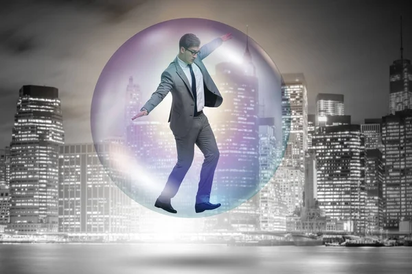 Бізнесмен літає всередині бульбашки — стокове фото