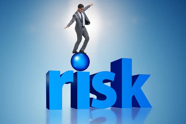 Jeune homme d'affaires dans le concept de risque et d'incertitude — Photo