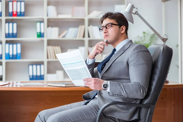 Ofiste çalışan genç bir işadamı.