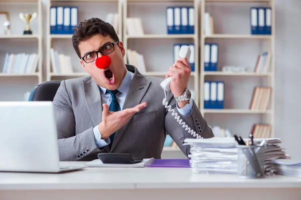 Klaun biznesmen zły sfrustrowany pracy w biurze — Zdjęcie stockowe