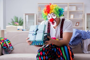 Sarhoş palyaço evde parti veriyor.