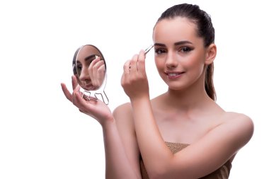 Güzellik konseptindeki kadın makyaj malzemesi kullanıyor.