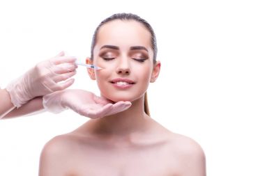 Güzellik konseptindeki kadın boteks estetiği yaptırıyor.