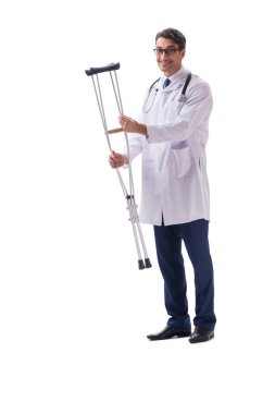 Genç doktor, beyaz sırtında tek başına yürüyor.