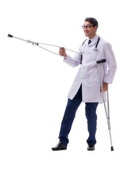 Genç doktor, beyaz sırtında tek başına yürüyor.