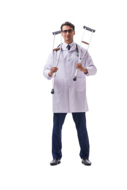 Genç doktor, beyaz sırtında tek başına yürüyor.