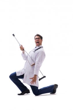 Genç doktor, beyaz sırtında tek başına yürüyor.