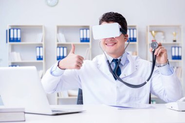 Sanal gerçeklik kulaklığı olan genç doktor ofiste çalışıyor.