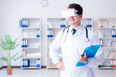 Sanal gerçeklik kulaklığı olan genç doktor ofiste çalışıyor.