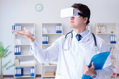 Sanal gerçeklik kulaklığı olan genç doktor ofiste çalışıyor.