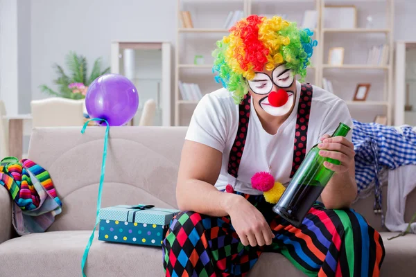 Betrunkener Clown feiert Party zu Hause — Stockfoto