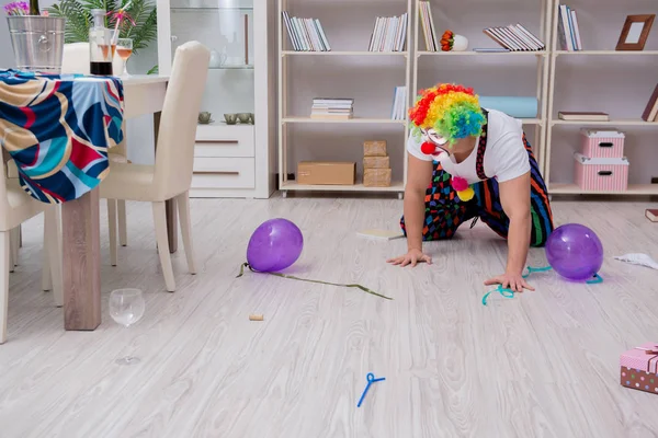 Clown ubriaco che festeggia una festa a casa — Foto Stock