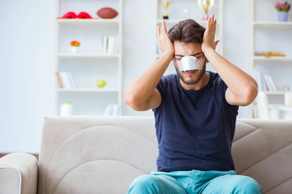 Ung man återhämtar sig hemma efter plastikkirurgi näsa — Stockfoto