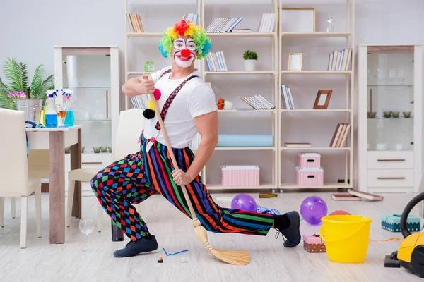 Grappige clown doet thuis schoonmaken — Stockfoto