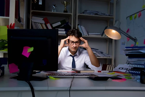 Hombre de negocios trabajando hasta tarde en la oficina — Foto de Stock