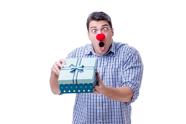 Homem com um nariz vermelho engraçado segurando um presente saco de compras é — Fotografia de Stock