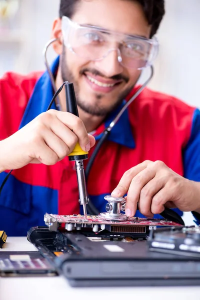 Επισκευαστής που εργάζεται στην τεχνική υποστήριξη για τον καθορισμό φορητού υπολογιστή tr — Φωτογραφία Αρχείου