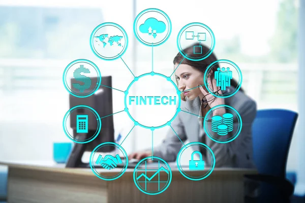 Bizneswoman z komputera w finansowych technologii conc fintech — Zdjęcie stockowe