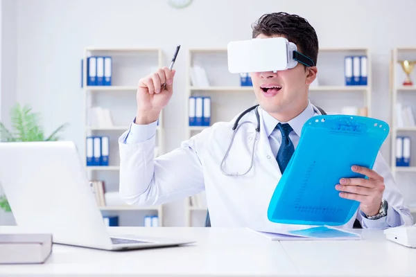 Young doctor with vr virtual reality headset working in the offi — Stock Photo, Image