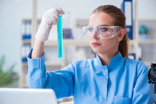 Investigadora científica que realiza un experimento en un labora — Foto de Stock