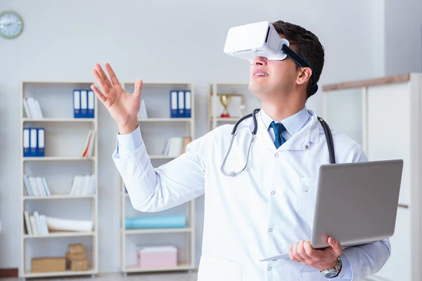 Joven médico con auriculares de realidad virtual vr trabajando en el offi —  Fotos de Stock