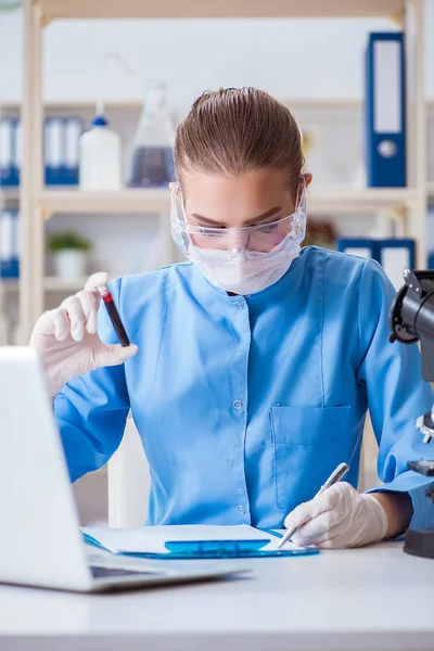 Pesquisadora cientista conduzindo uma experiência em um labora — Fotografia de Stock