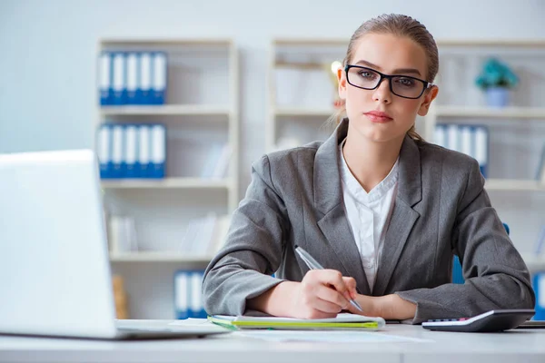 Joven contadora de negocios trabajando en la oficina — Foto de Stock