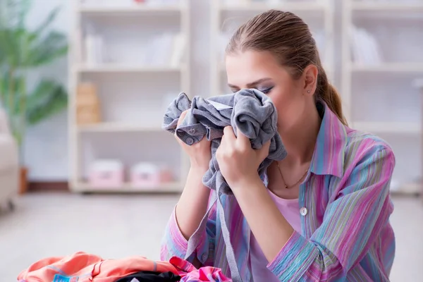 Giovane casalinga che fa il bucato a casa — Foto Stock