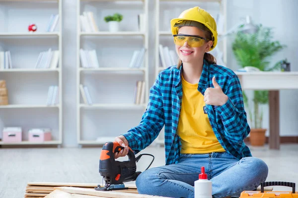 Schreinerin, die Holzbohlen schneidet — Stockfoto