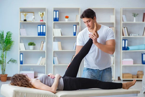 Ung läkare kiropraktor massera kvinnlig patient kvinna — Stockfoto