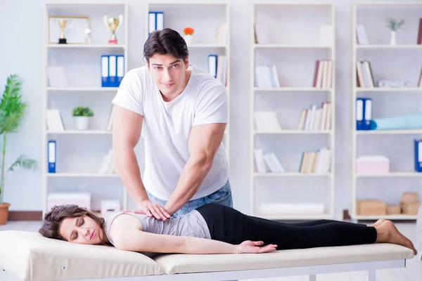 Jonge arts chiropractor masseren vrouwelijke patiënt vrouw — Stockfoto