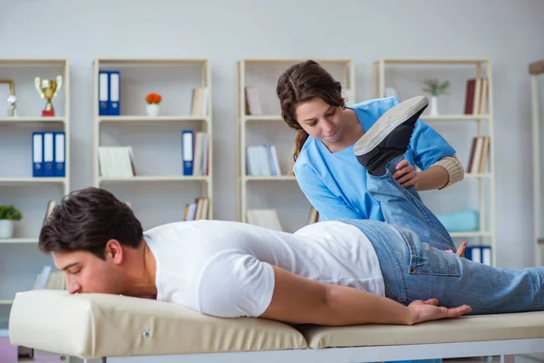 Vrouwelijke chiropractor arts masseren mannelijke patiënt — Stockfoto