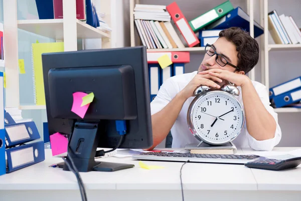 Geschäftsmann arbeitet im Büro mit Stapeln von Büchern und Papieren — Stockfoto