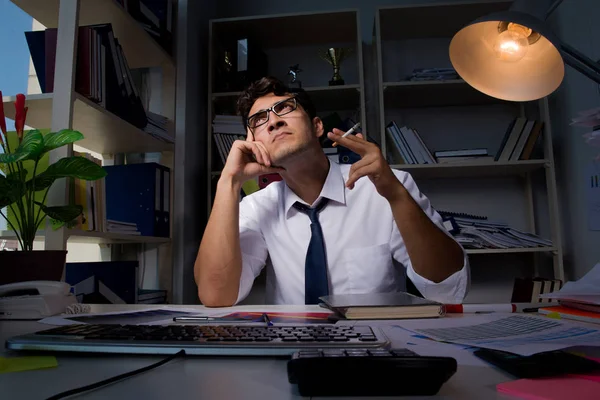 Homme d'affaires travaillant tard dans les heures de bureau — Photo