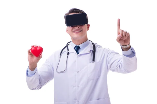 Beyaz ba izole bir vr sanal gerçeklik kulaklık giyen doktor — Stok fotoğraf