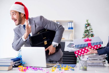 Genç işadamı Noel 'i ofiste kutluyor.