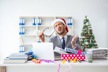 Genç işadamı Noel 'i ofiste kutluyor.