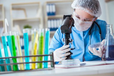 Laboratuvarda deneyler yapan kadın bilim adamı.