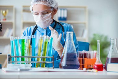 Laboratuvarda deneyler yapan kadın bilim adamı.