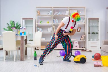 Komik palyaço evde temizlik yapıyor.