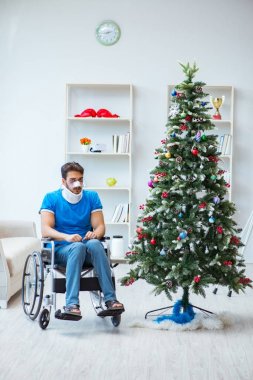 Sakatlanan adam Noel 'i evde kutluyor